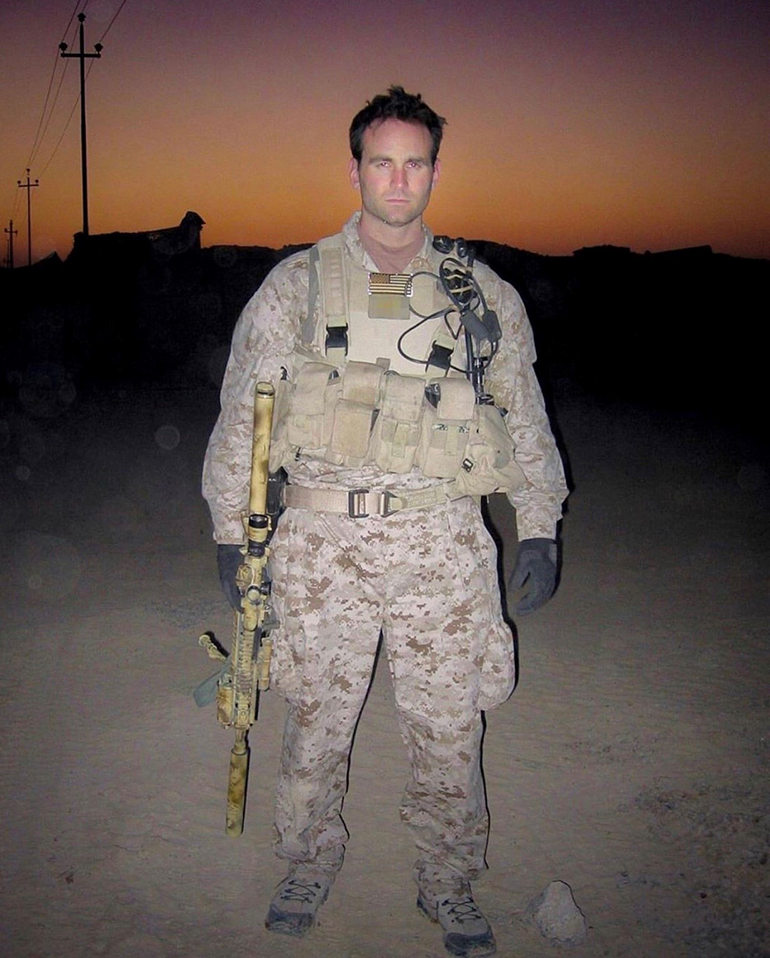 Jack Carr durante con uniforme militar durante su tiempo en el servicio 