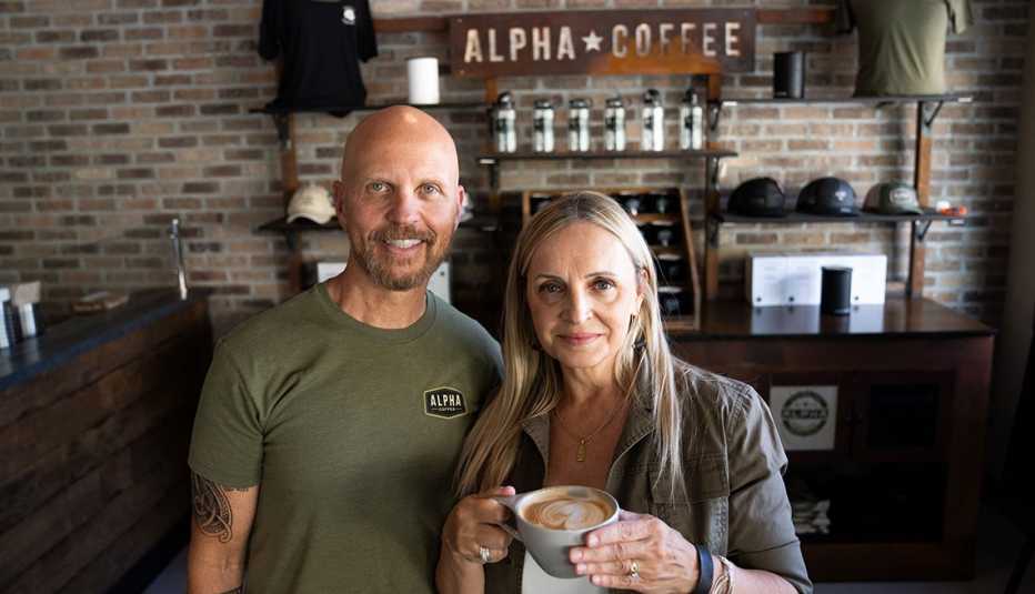 Carl y Lori A. Churchill, propietarios de Alpha Coffee en Cottonwoods Heights, Utah.