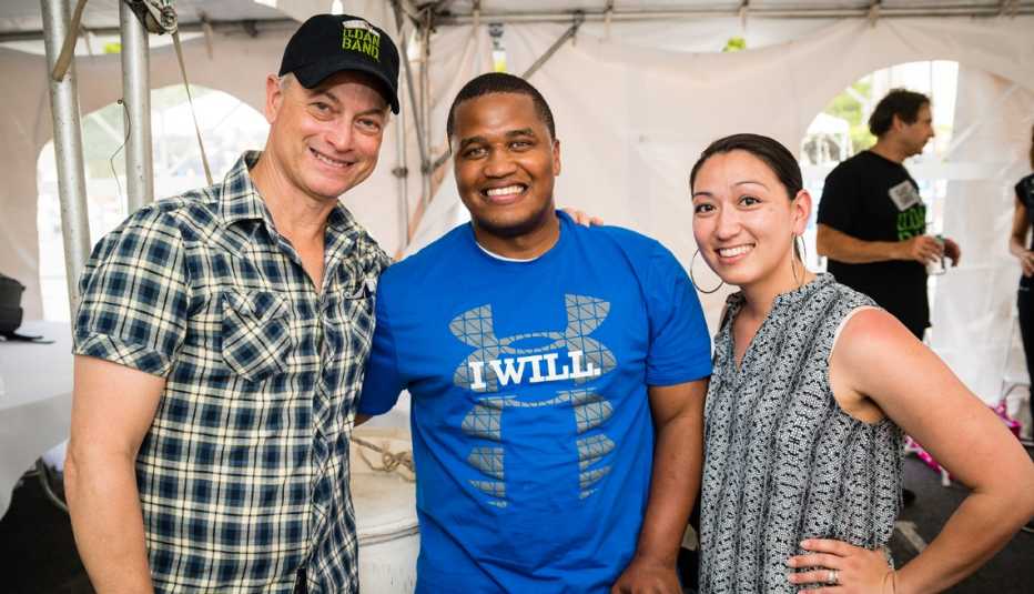 Gary Sinise, Jeremy Haynes y Chelsea Aiko Haynes posan para una foto durante el Invincible Spirit Festival en 2016.