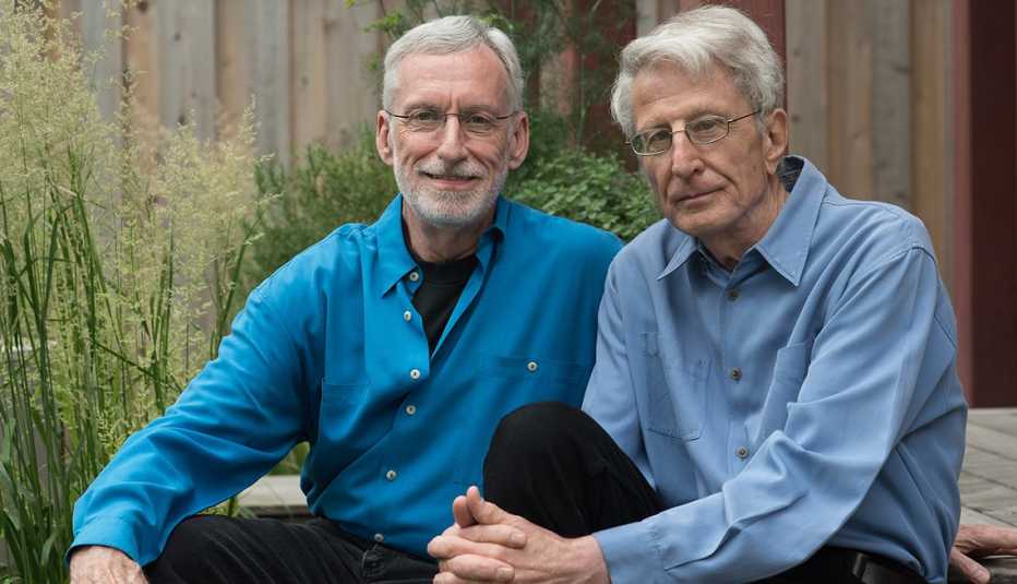 Michael McConnell, de 73 años, y Jack Baker, de 73, en su casa de Minneapolis, Minnesota