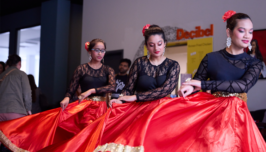 Tres bailarinas en la celebración del Mes de la Herencia Asiática y de las Islas del Pacífico