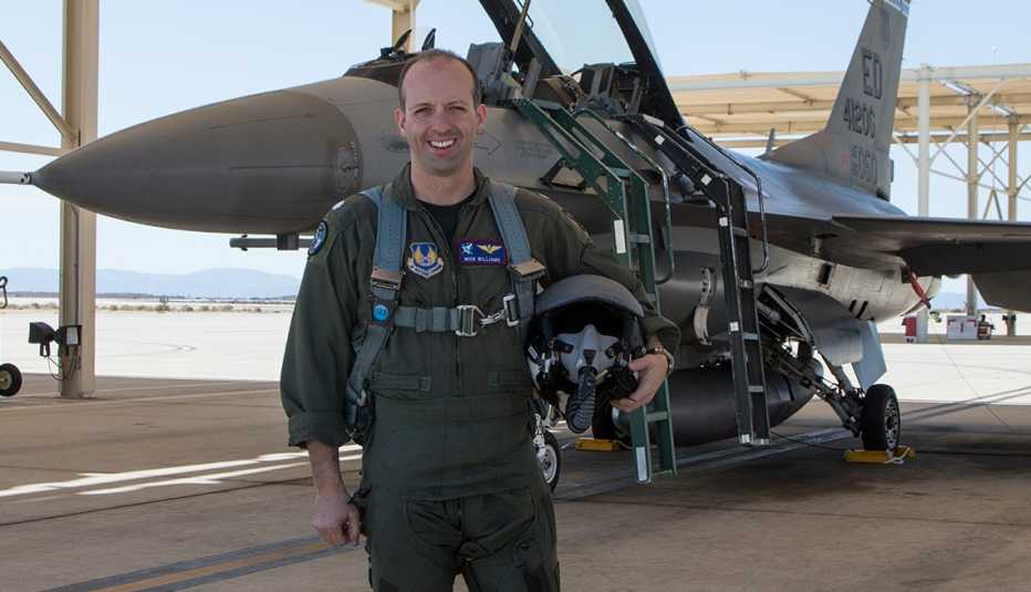 Mick Williams frente a un avión de combate