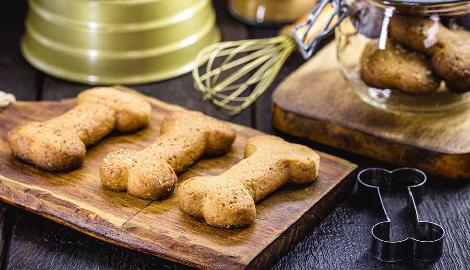 galletas para perros hechas en casa y otras golosinas sobre el tope de una cocina