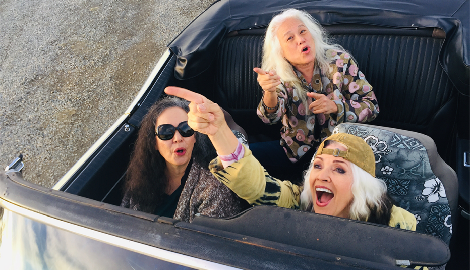 Jean Millington, a la izquierda, June millington y Brie Darling viajan en un descapotable en California