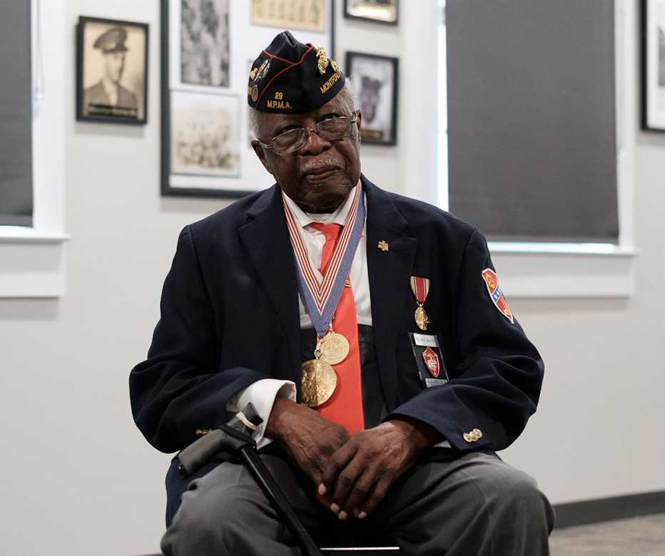 George McIvory, de 97 años, posa en el antiguo campo de entrenamiento de los infantes de marina de Montford Point