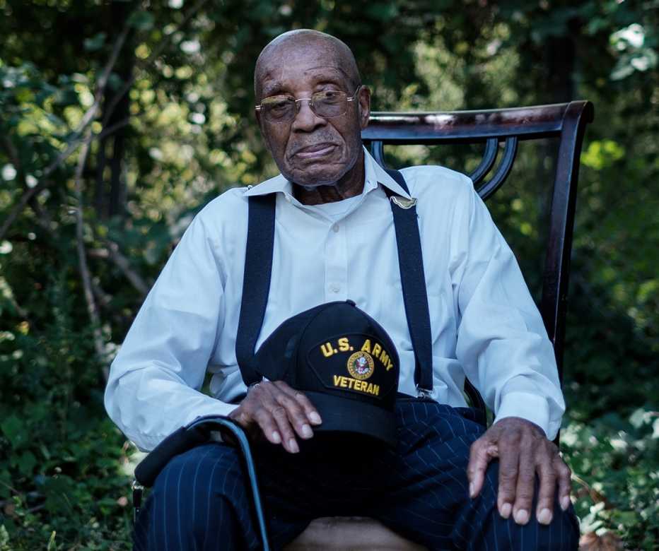 Eugene Bishop celebró su cumpleaños número 100 en el 2022 con un retrato en su casa en Temple Hills, Maryland