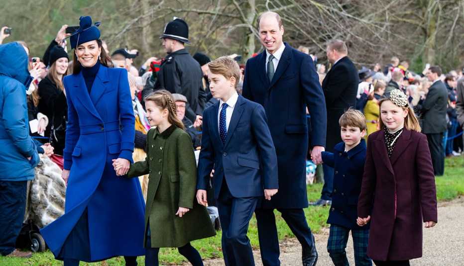Catalina, princesa de Gales, princesa Carlota de Gales, príncipe Jorge de Gales, príncipe Guillermo, príncipe de Gales, príncipe Luis de Gales y Mia Tindall asisten al servicio matutino de Navidad en la Iglesia de Sandringham.
