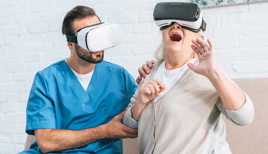 Hombre y mujer usando visores de realidad virtual