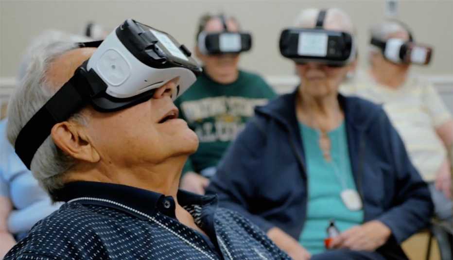 Grupo de personas mayores usando gafas de realidad virtual