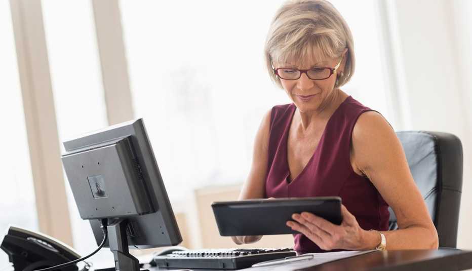 Mujer sentada frente a un computador - Sitios y recursos que impulsan a la mujer en la tecnología