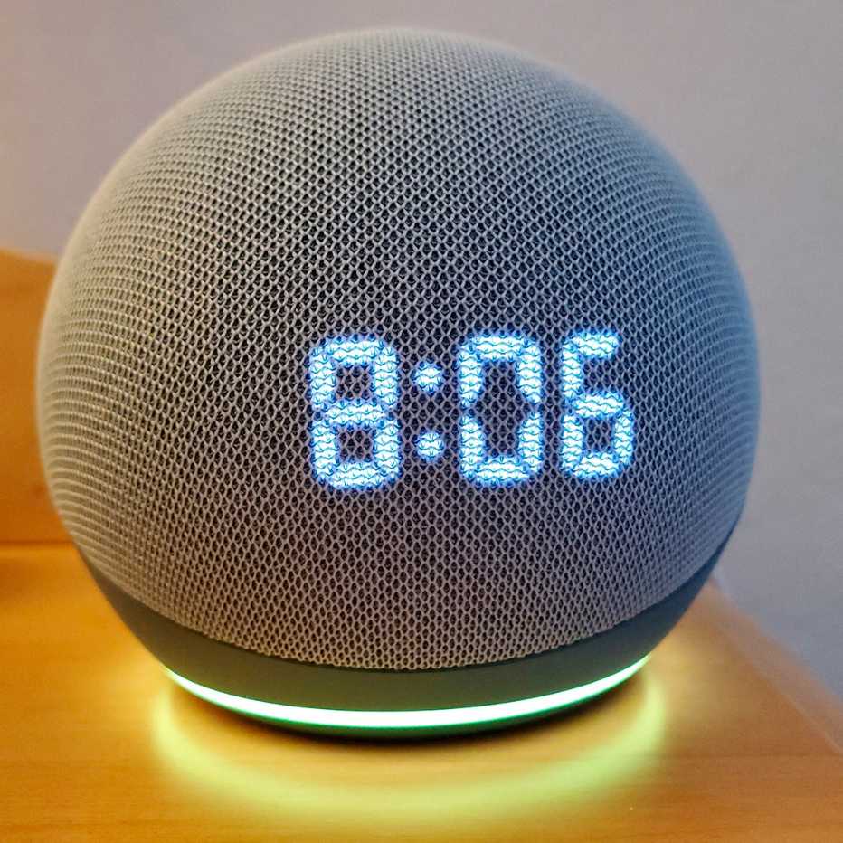 Un Echo Dot muestra la hora