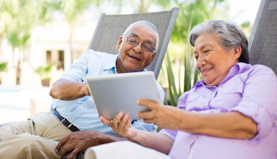 Pareja de ancianos viendo una tableta electrónica