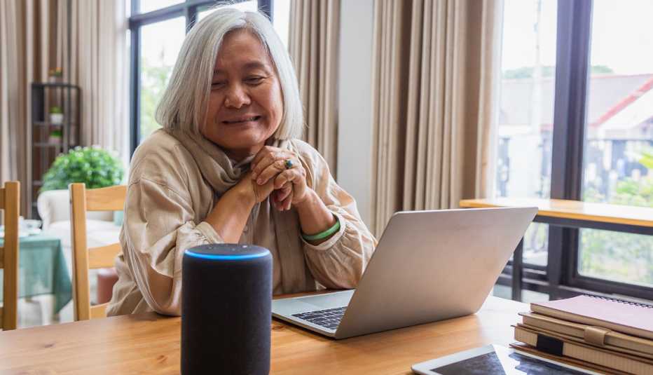 Mujer usa el dispositivo Alexa de Amazon