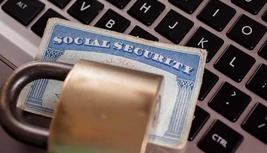 Una tarjeta del Seguro Social con un candado en una computadora