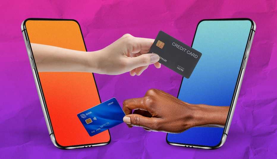 Manos saliendo de teléfonos inteligentes con tarjetas de crédito