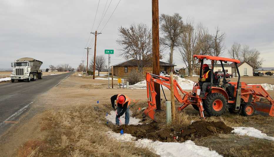 Trabajadores excavan para tender cable de fibra óptica en Wiggins, Colorado