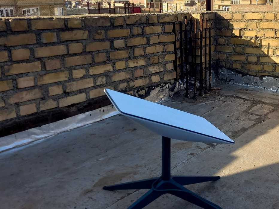 Un receptor Starlink en el techo de una casa en Kurdistán, Irán.