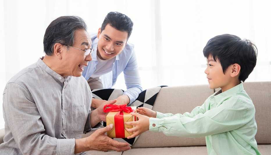 Abuelo recibe un regalo del día del padre de su nieto