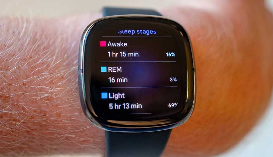 Un reloj inteligente Fitbit Sense que muestra las etapas del sueño