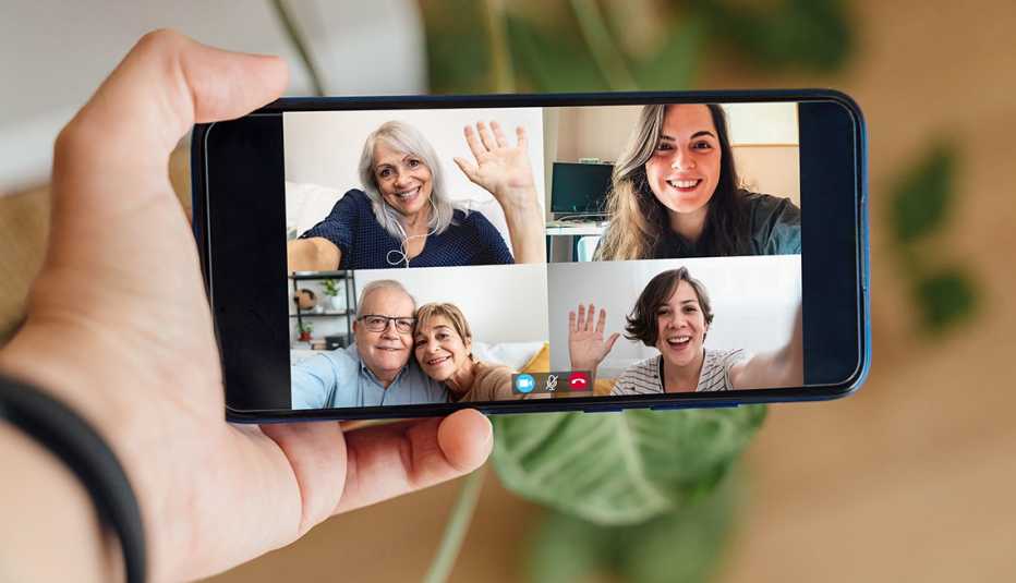 Varias personas participan en una videollamada grupal en un teléfono inteligente