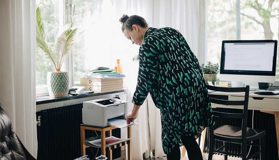 Mujer imprime un documento en casa
