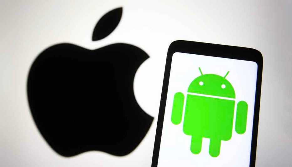 Un logo de Apple junto a un teléfono el logo de Android