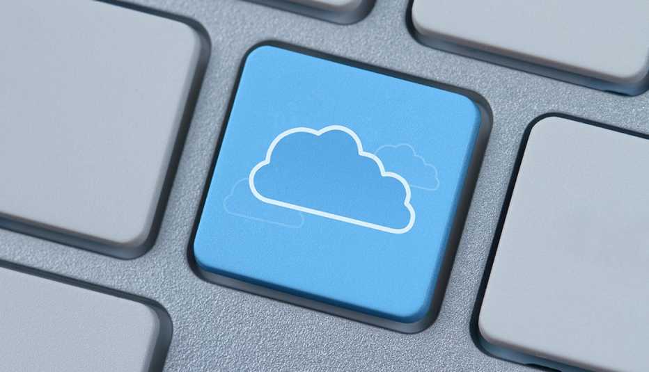 Botón en el teclado de una computadora con la imagen de la nube