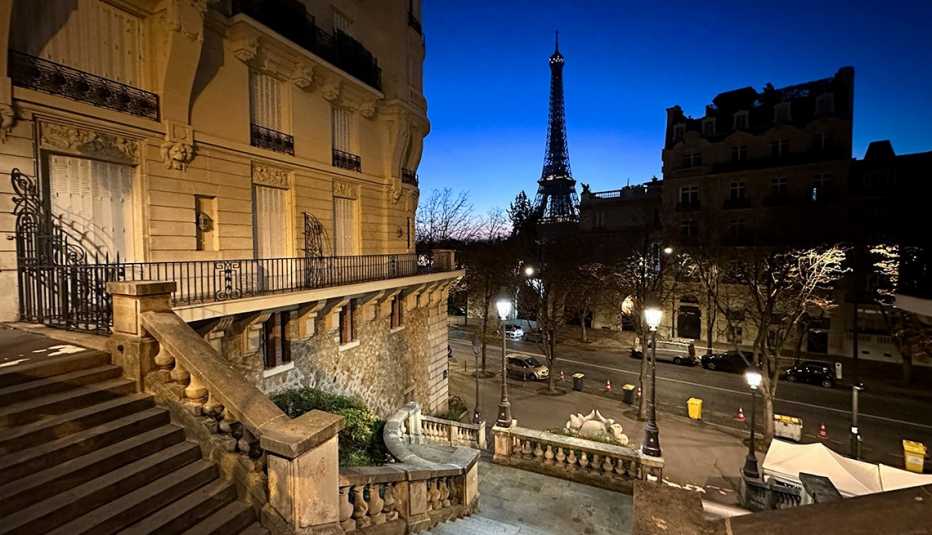 Amanecer en Paris con la Torre Eiffel al fondo