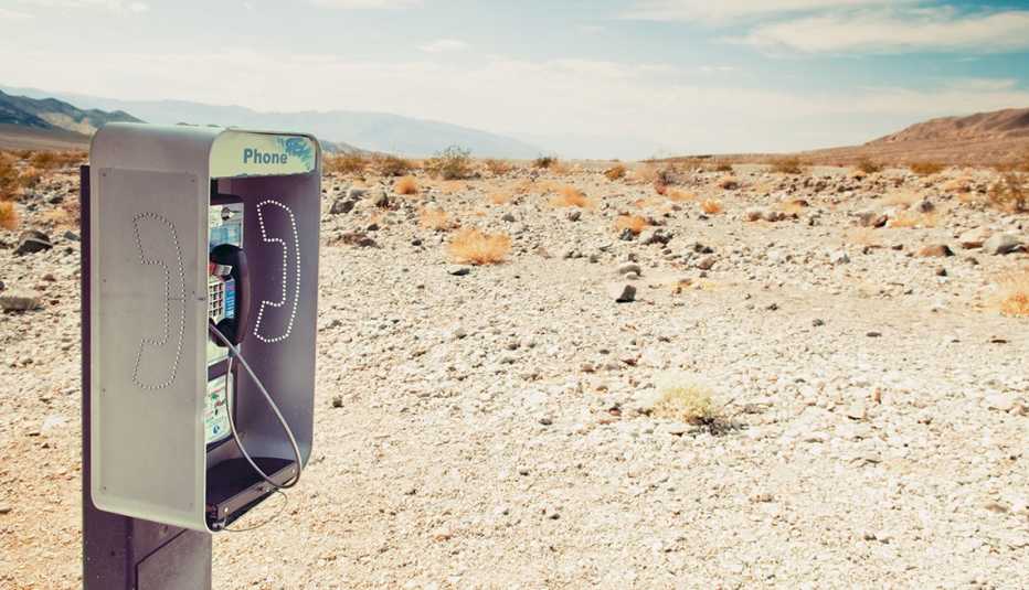 un viejo teléfono público en el desierto