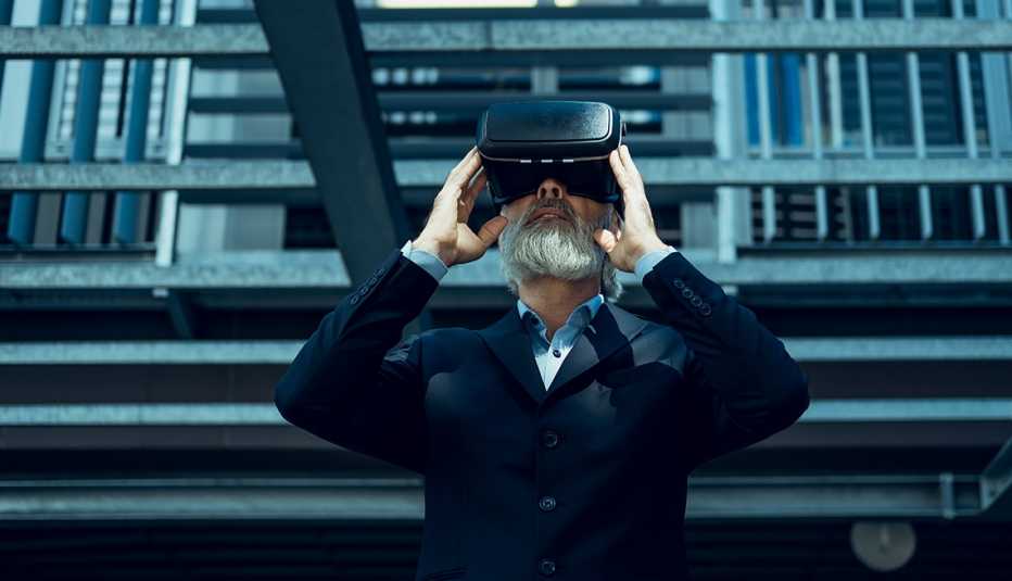 Un hombre lleva puesto un visor de realidad virtual 