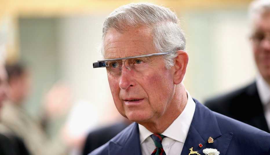Foto del dos mil catorce del entonces príncipe Carlos con gafas Google Glass.