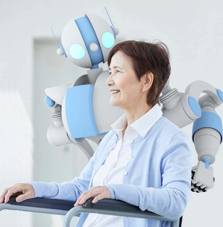 Mujer en silla de ruedas con un suéter azul junto a un robot
