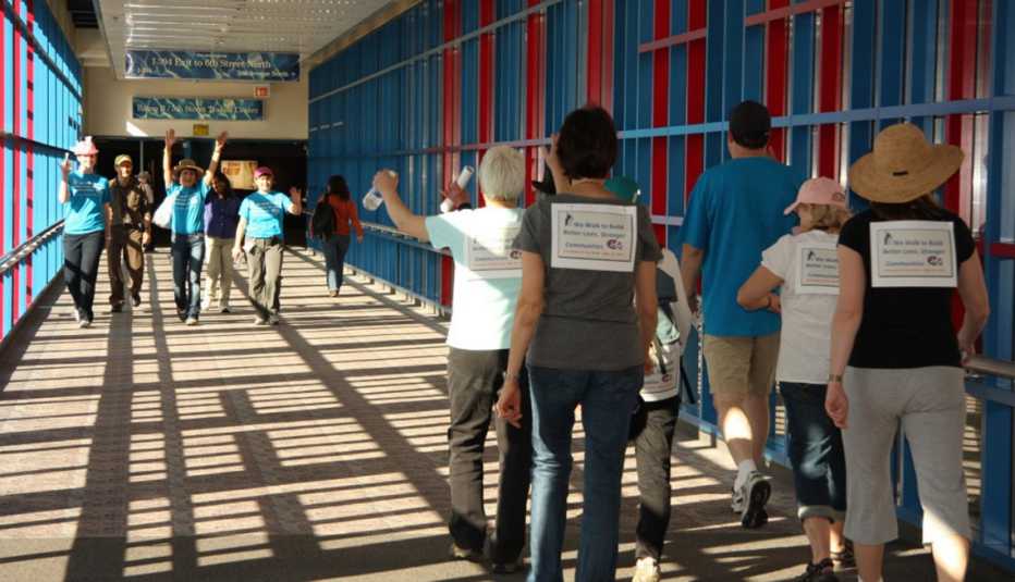 Dos grupos que participan en una caminata de 5 kilómetros para promover el bienestar se encuentran dentro del sistema de pasillos elevados de Minneapolis