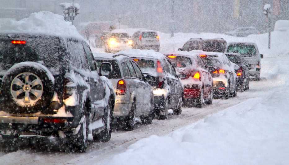 Autos atascados en una carretera durante una tormenta de nieve