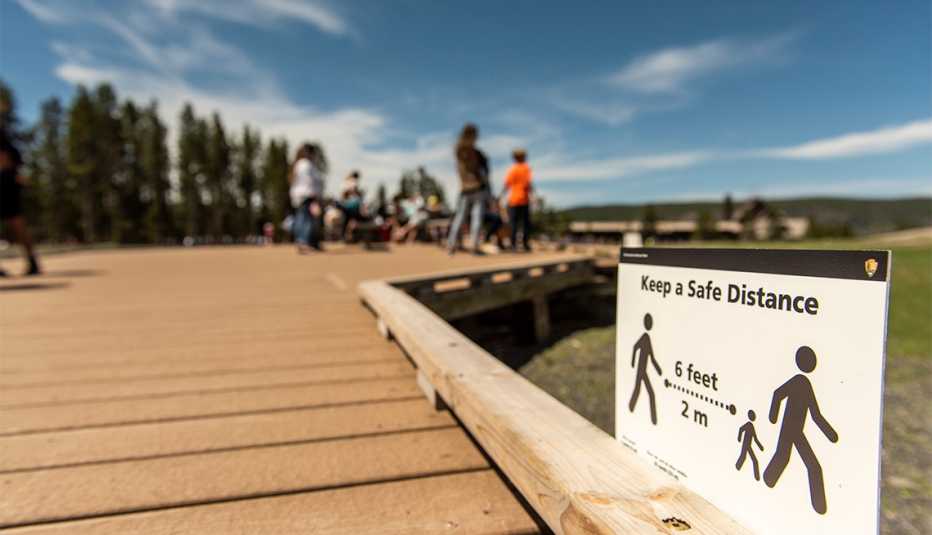 Letrero advierte sobre el distanciamiento social en el Parque Nacional de Yellowstone