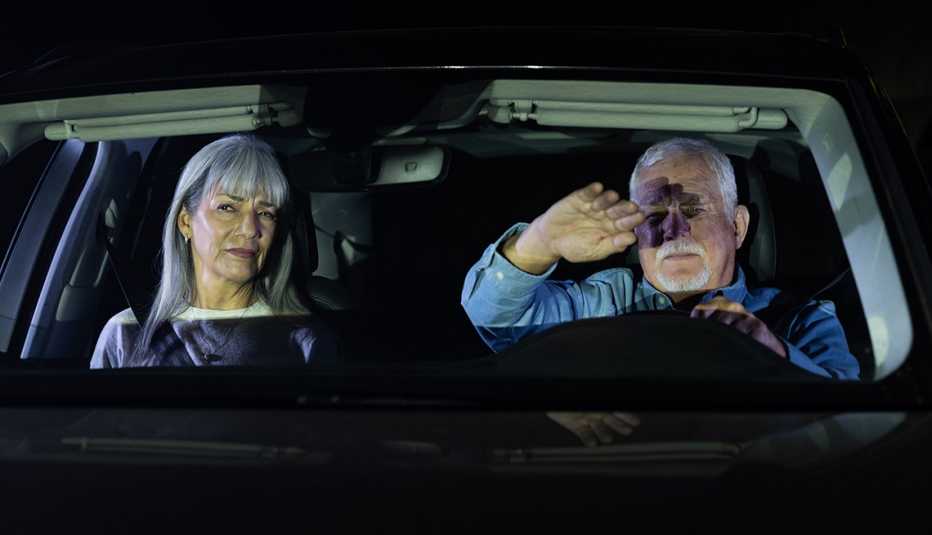 Una pareja conduce en la noche con poca visibilidad