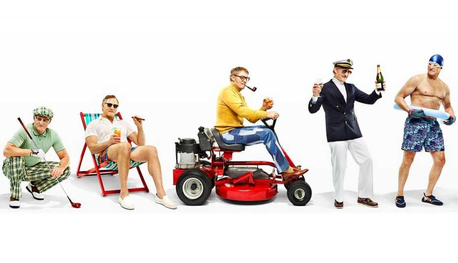 Hombre con traje de golf, en la playa, en un carrito, como marinero, y traje de pisicina