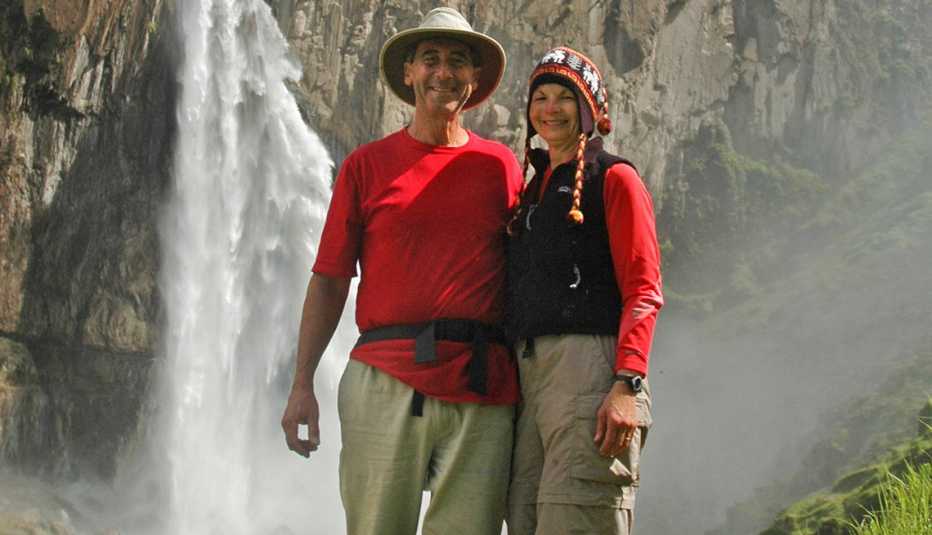 Bill y Wendy Birnbaum frente a una cascada y disfrutando el retiro