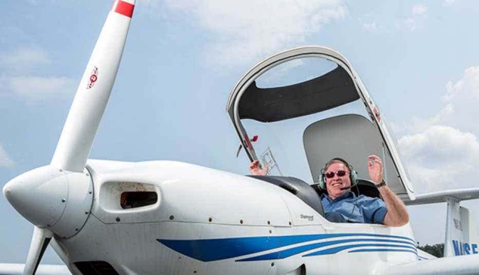 Kenneth Senn en un clase de aviación y listo para el retiro