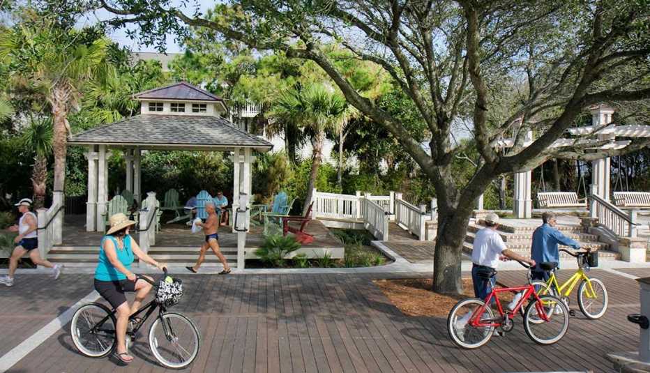 Personas en bicicleta en Coligny Beach Park en Carolina del Sur