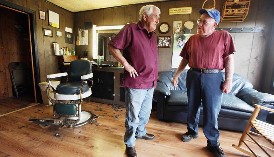 Barber Gary Mays y Jesse Johnson en una barbería