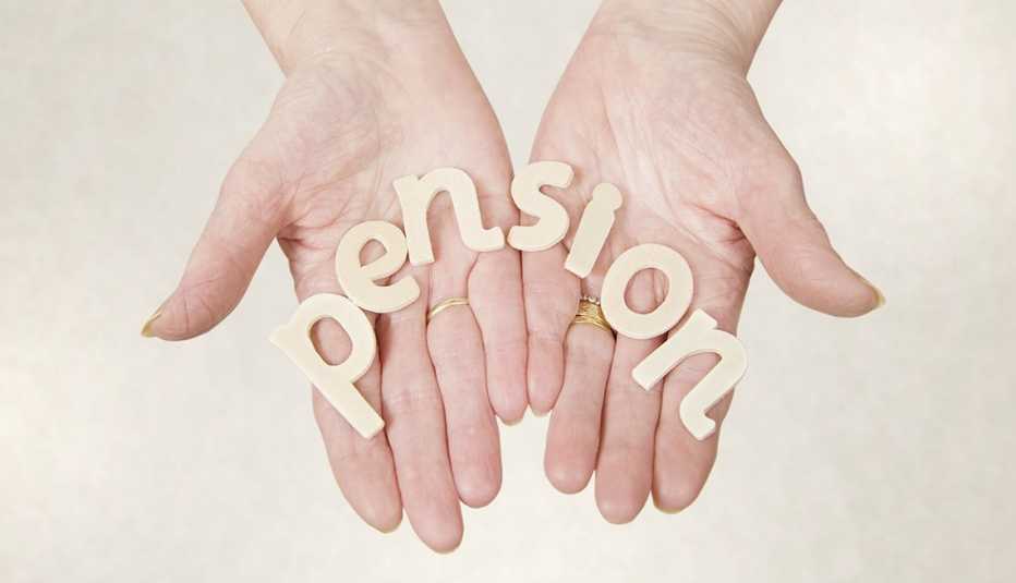 Manos sosteniendo la palabra pensión