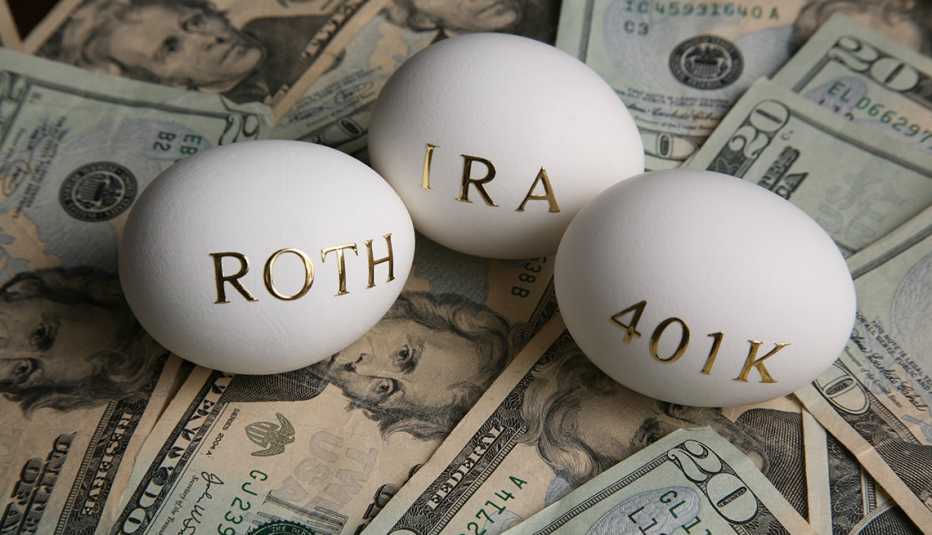 Huevos con las palabras Roth, IRA, 401K sobre dólares