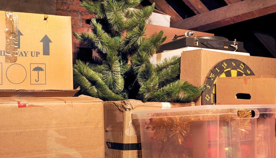 Atico con cajas y adornos de navidad - Formas de reducir tu espacio