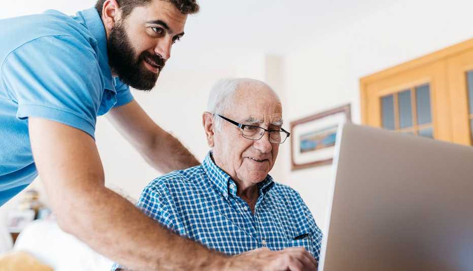 Nieto enseñan a su abuelo a usar la computadora y navegar por internet