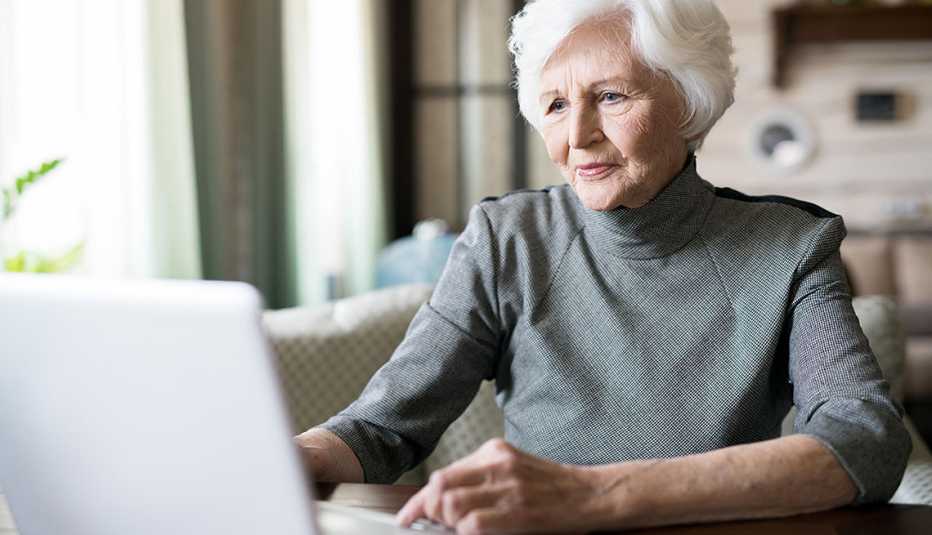 Mujer mayor usa su computadora