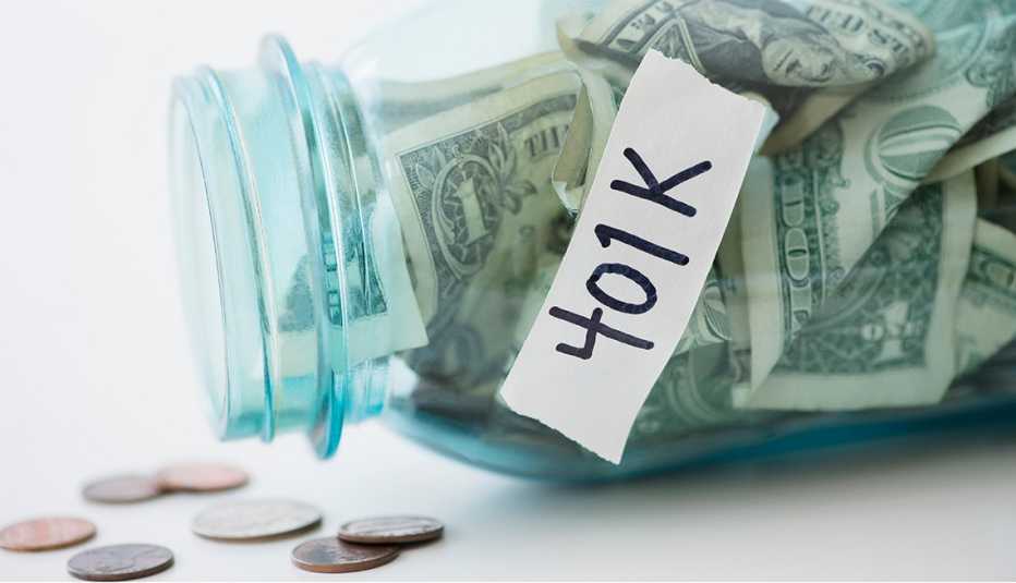 Jarra con dólares con un letrero que dice 401K