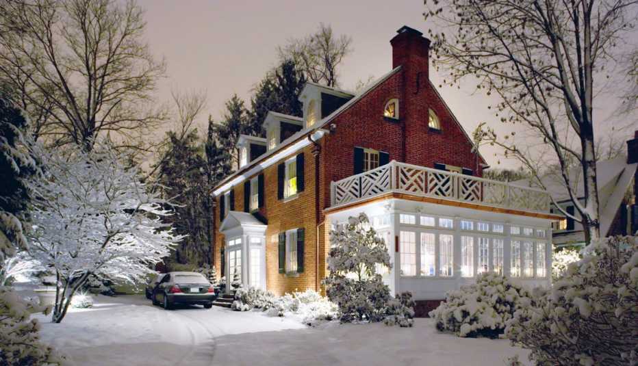 Exterior de una casa colonial en el invierno