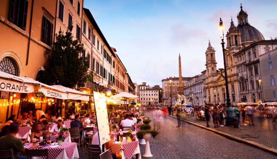 Calle de restaurantes en Roma, Italia