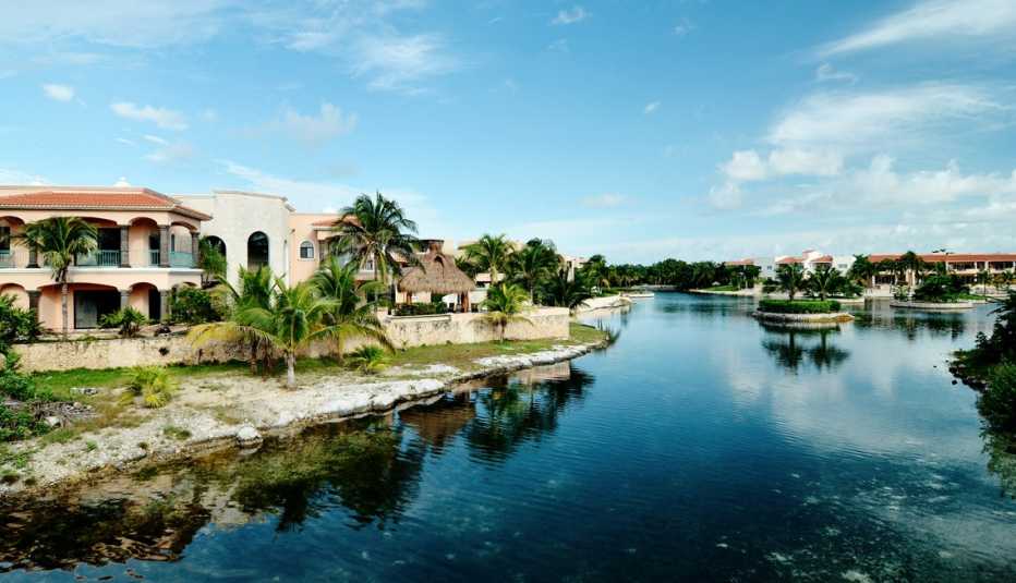 Panorámica de villas y cabañas en Puerto Aventuras en la Riviera Maya, México